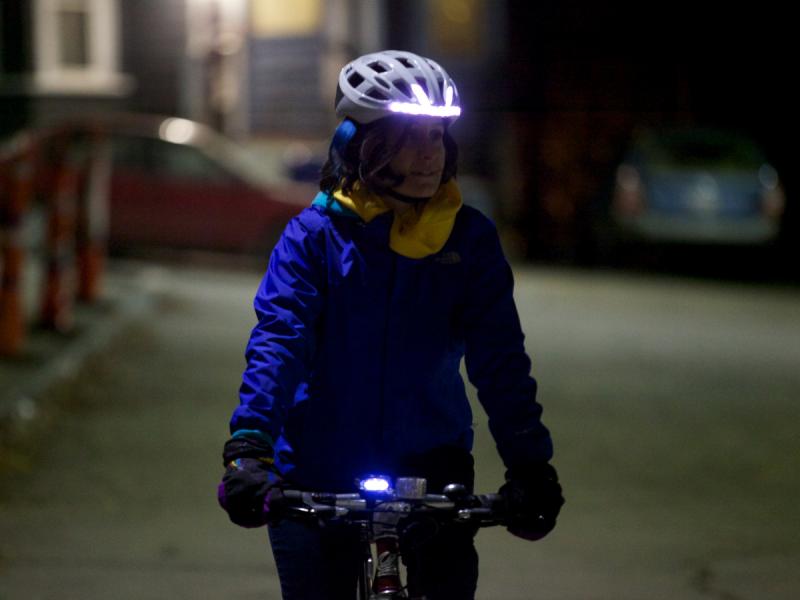 Un casco con luces para los ciclistas