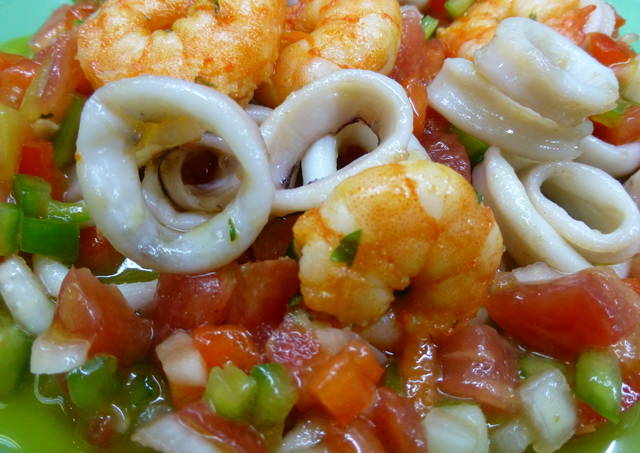 Ensalada templada de calamares y langostinos