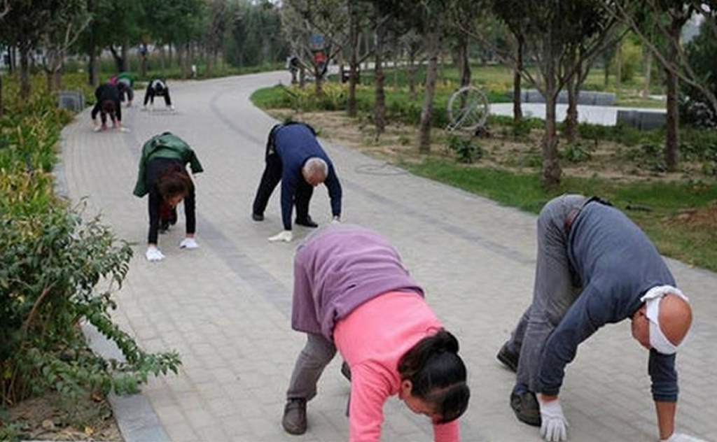 Caminar a cuatro patas, un deporte que triunfa en China