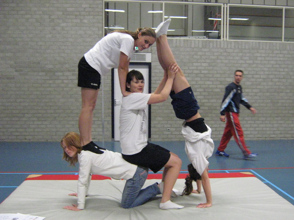 Gimnasia y acrobacias se combinan en Acrogym