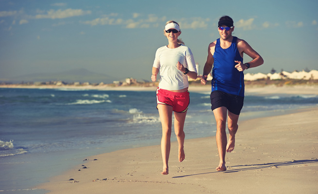 Correr sobre la arena descalzo exige hasta 2,5 veces más energía