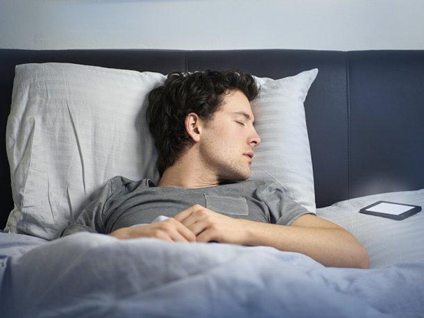 Por qué es malo dormir con el móvil cerca