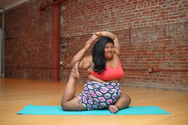 Causa furor en las redes sociales con sus posturas de yoga y sus 130 kilos