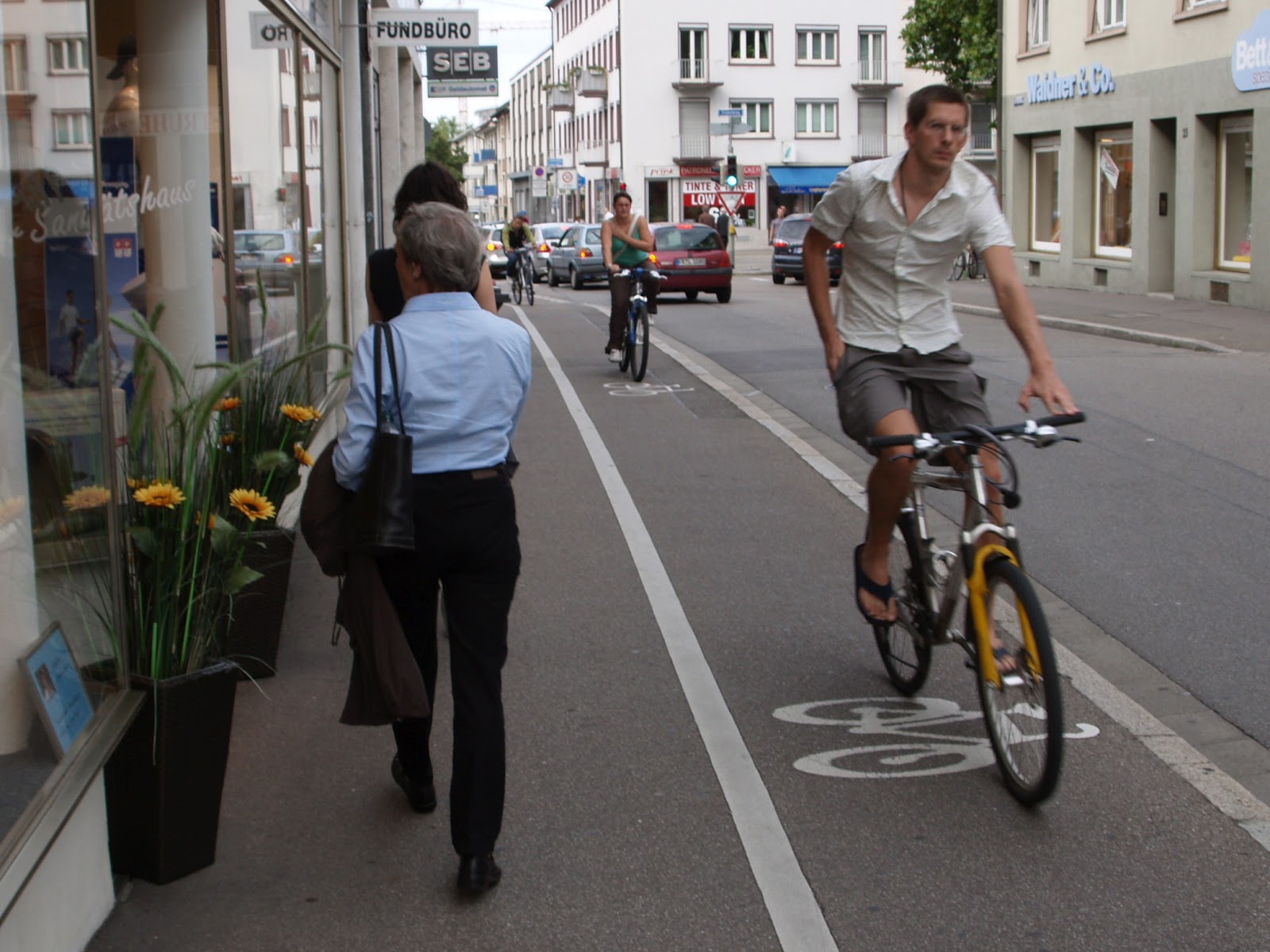 Desplazarse en bicicleta o a pie salva muchas vidas en las ciudades