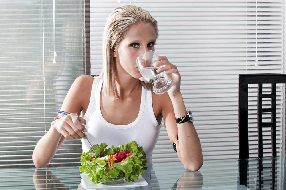 ¿Es malo beber agua durante la comida?