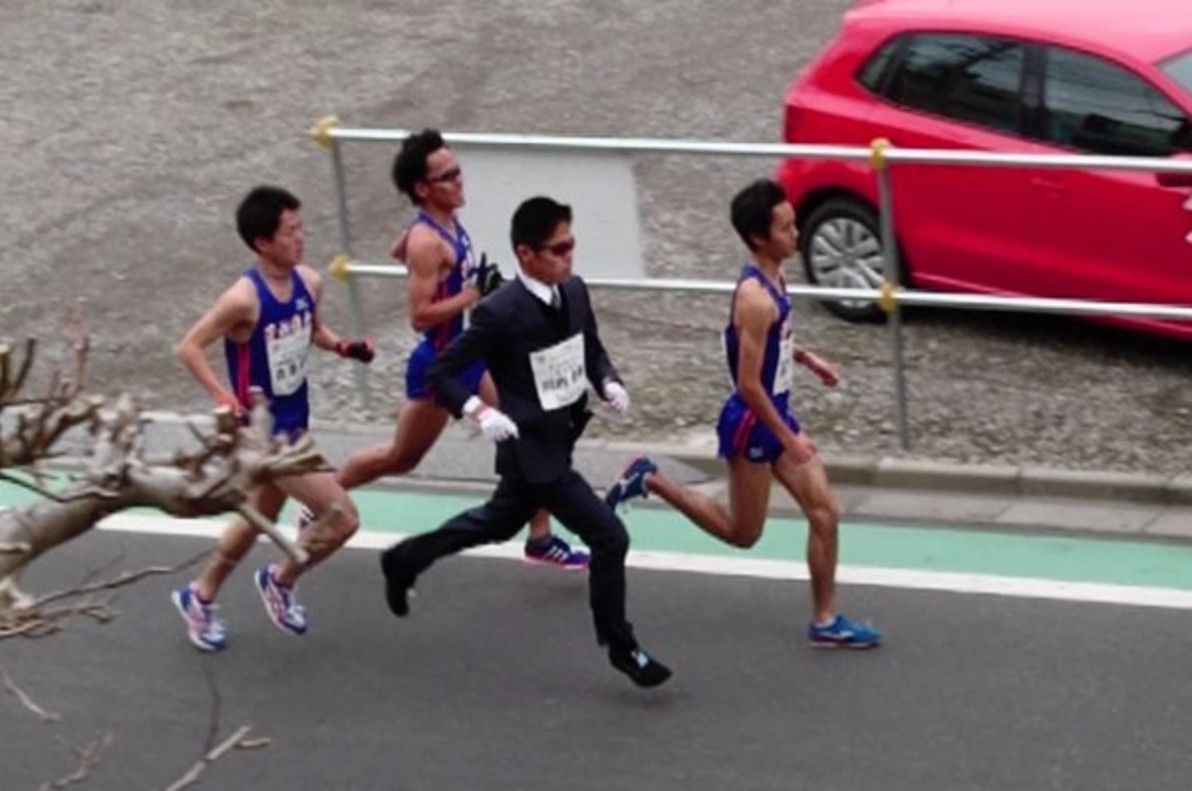 Bate el récord del mundo de media maratón… en traje y corbata