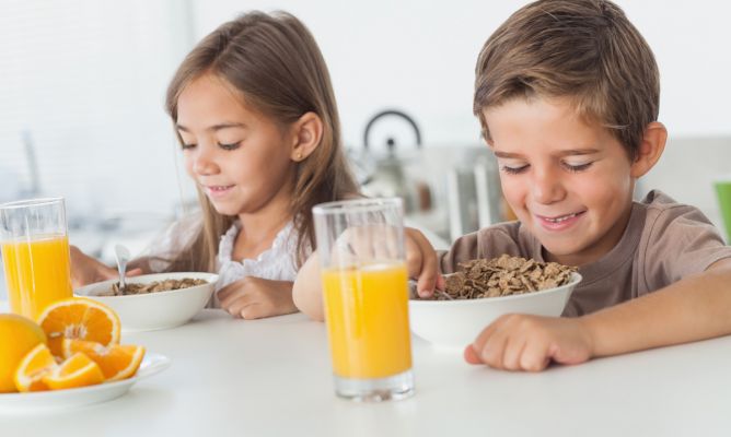 niños-y-desayuno