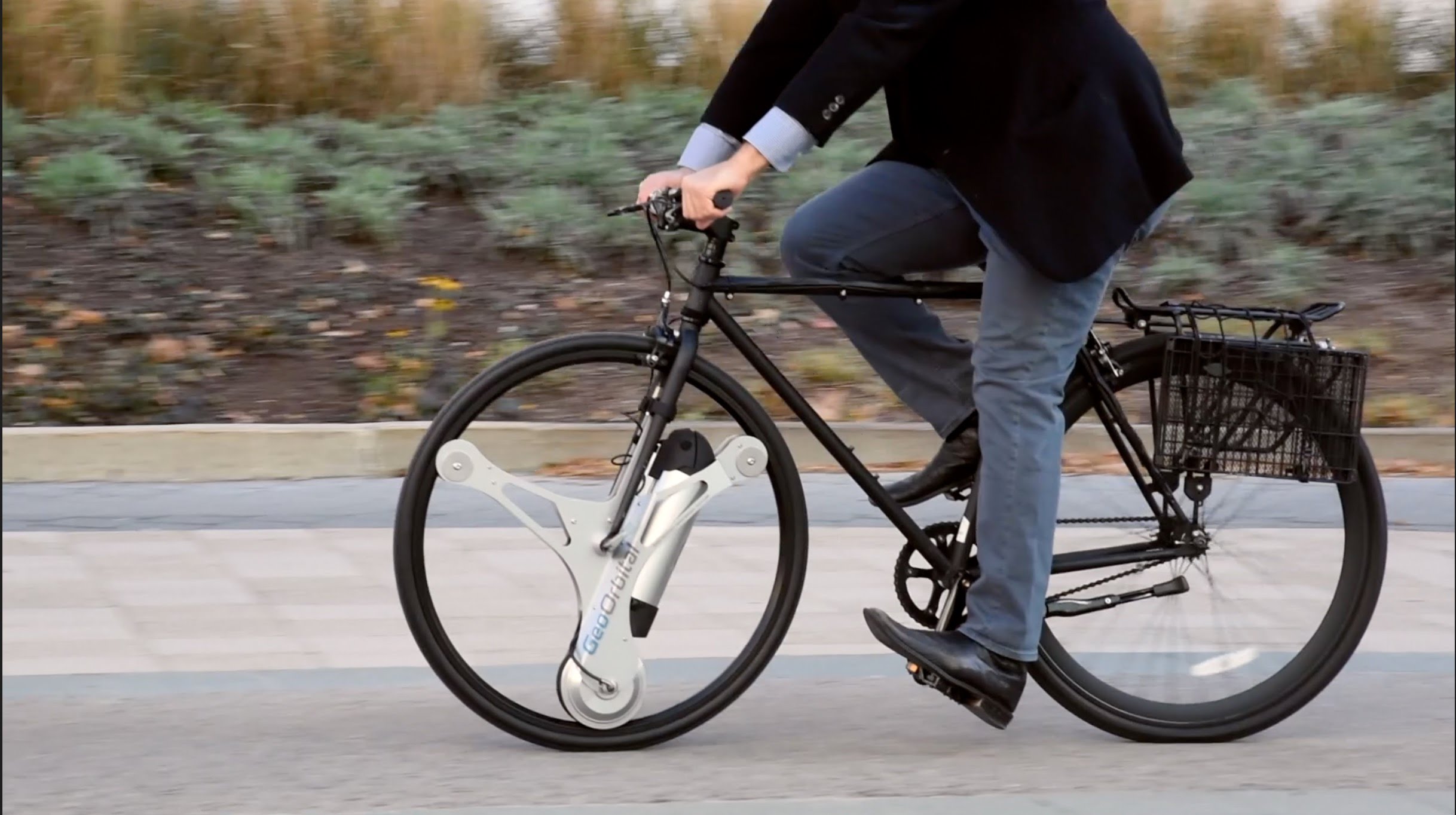 GeoOrbital convierte una bici normal en eléctrica gracias a una rueda
