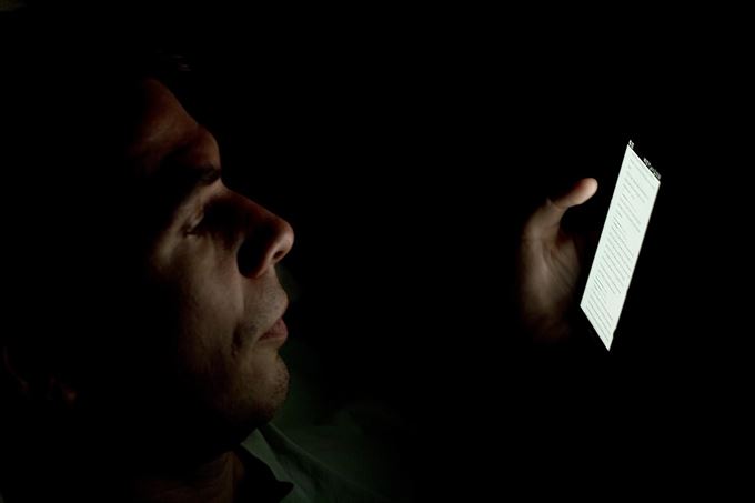 Utilizar el móvil en la oscuridad provoca ceguera temporal