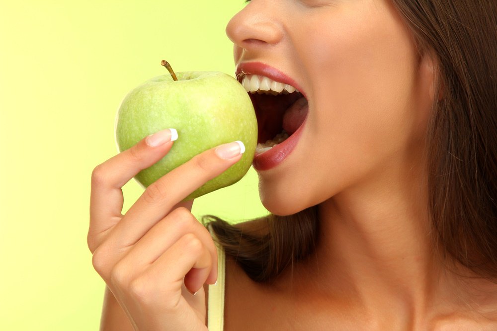 mujer-comiendo-manzana