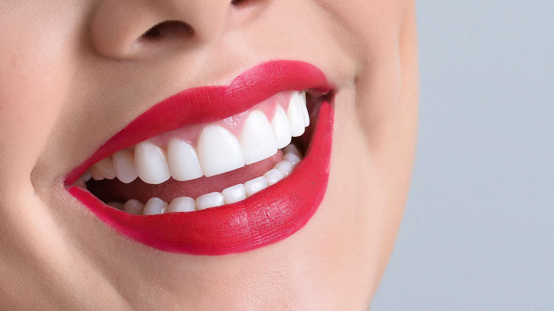 Los peligros de buscar unos dientes cada vez más blancos
