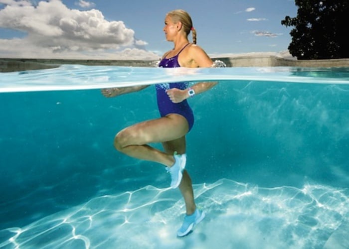 4 ejercicios fáciles con el churro de la piscina para entrenar