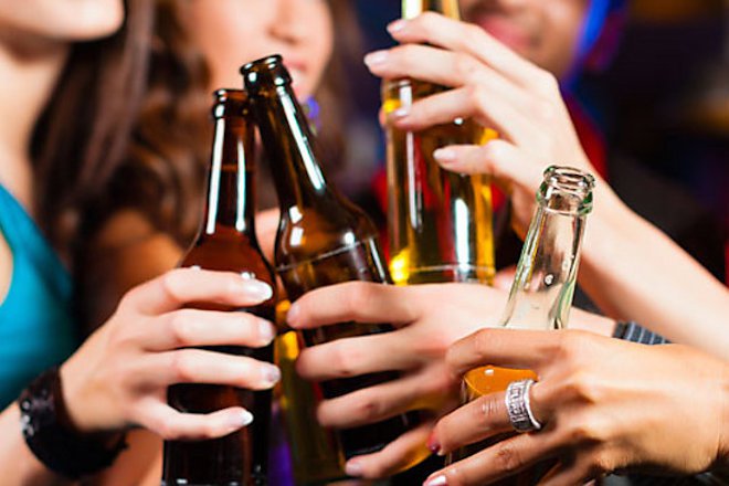 ¿Quién toma más alcohol: los solteros o los casados?
