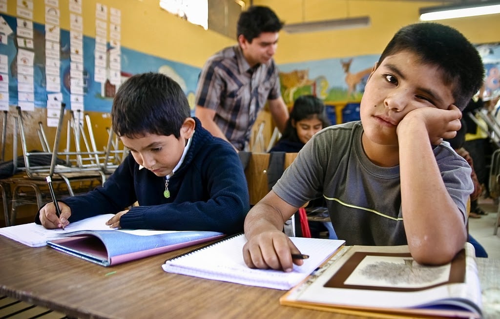 Cómo evitar las malas posturas de los niños durante el curso escolar