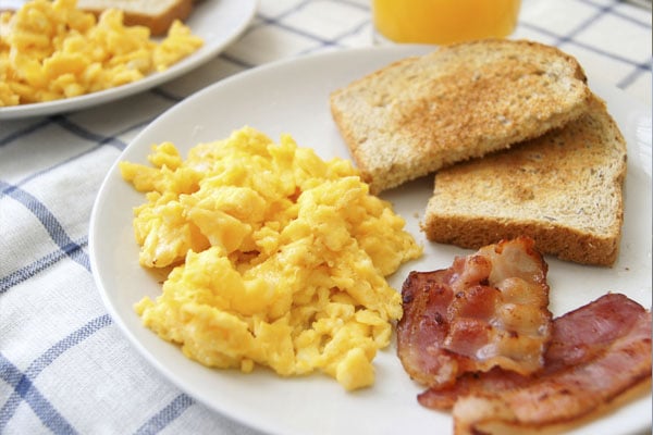 Por qué los huevos revueltos triunfan en el desayuno de las famosas