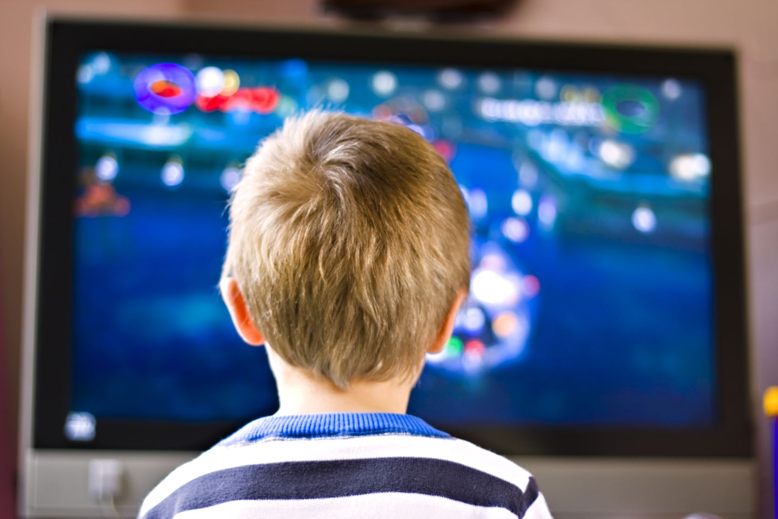 Los niños soportan un bombardeo de anuncios de comida basura en televisión