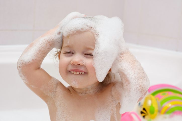¿Con qué frecuencia deben bañarse los niños?