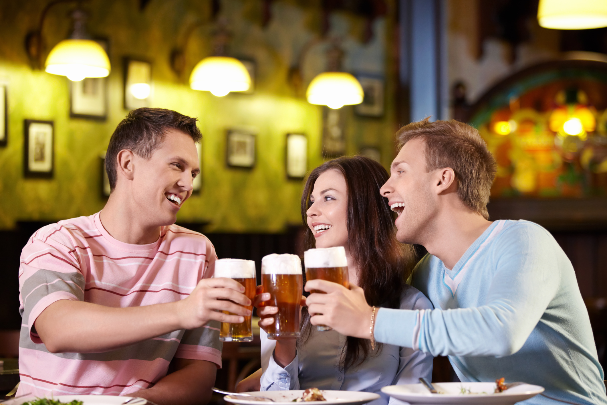 Los españoles se beben a la semana una media de 6 cervezas