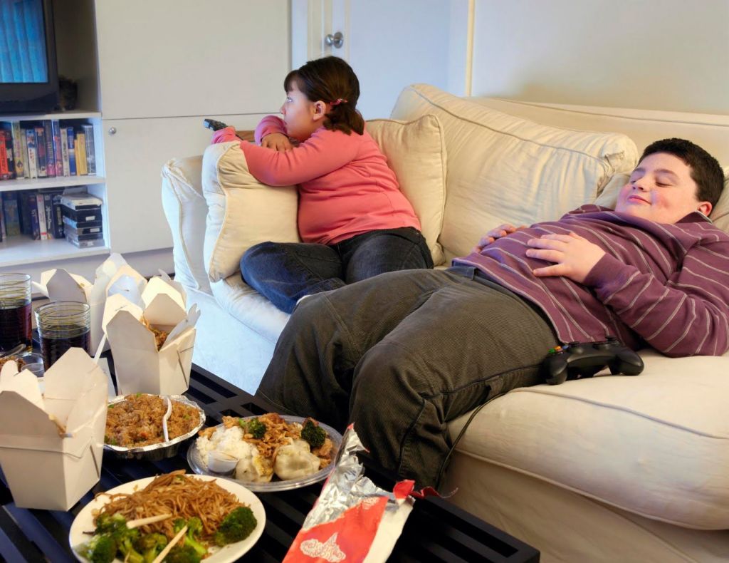 Los niños que comen delante de la tele tienen más riesgo de sobrepeso
