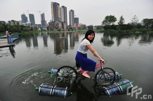 Una bicicleta preparada para circular por el agua