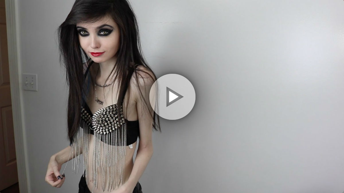 Reclaman el cierre del canal de una youtuber por inducir a la anorexia