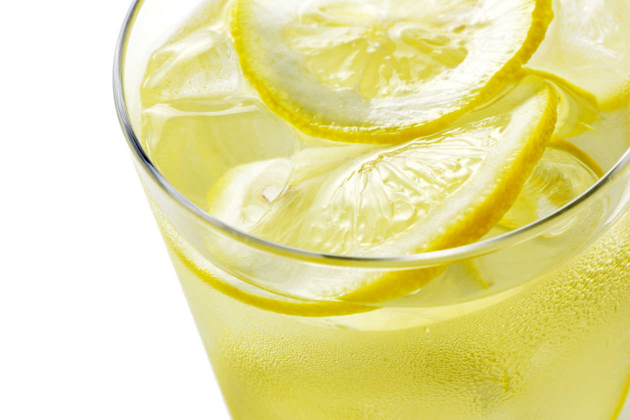 Натощак воду с лимоном можно. Стакан воды с лимоном. Вода с лимоном натощак. Вода с лимоном здоровая кожа. Вода с лимоном красивое фото.