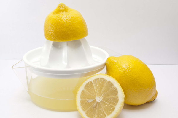 zumo de limón para quitar granos