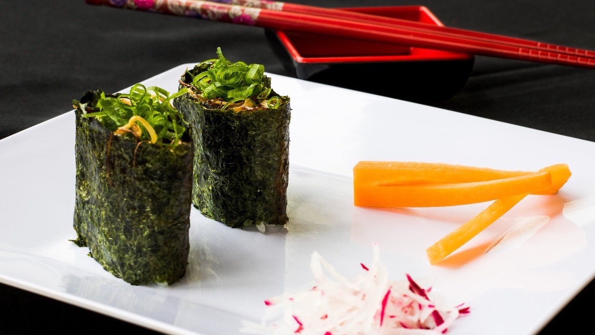 El alga nori se usa para realizar el sushi.