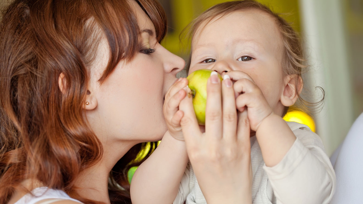 ¿Cuándo debe un bebé alimentarse de otro tipo de productos?