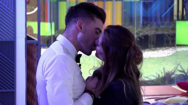 Ivonne Reyes y Sergio Ayala sellan su atracción con un beso en San Valentín