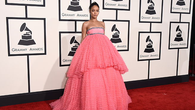 Rihanna vestido rosa Grammy