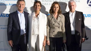 Mauricio Macri, Juliana Awada, Isabel Preysler y Mario Vargas Llosa en su encuentro en la Casa de América (Gtres)