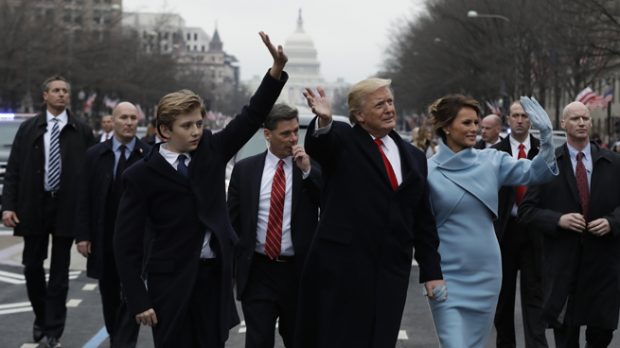 Barron, Donald y Melania Trump