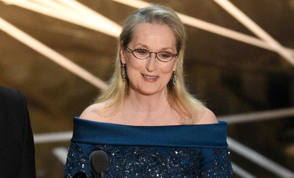 El aviso de los peluqueros a las mujeres de más de 60 años: no hagas ésto con el secador o te romperás el pelo