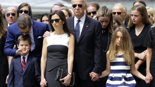 Joe Biden, Hunter Biden y Hallie Biden durante el funeral de Beau Biden (Gtres)