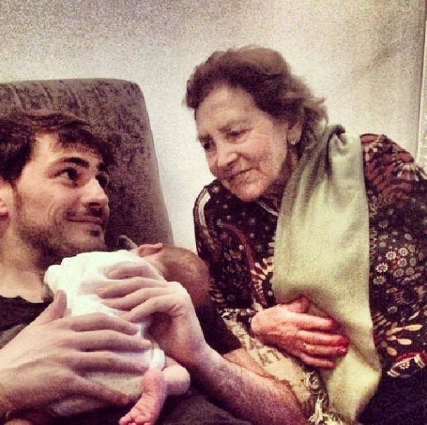 Iker Casillas con su abuela (Instagram)