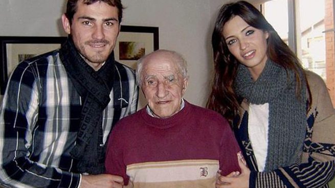 Iker Casillas con su abuelo en 2010 (EFE)