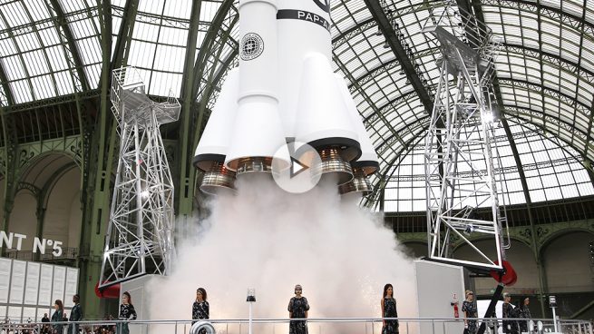 espalda yo lavo mi ropa mosquito Chanel cierra la semana de la moda lanzando un cohete en mitad del Grand  Palais de París