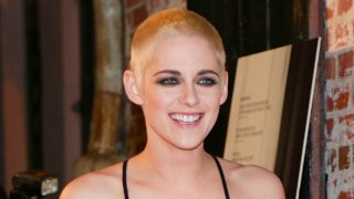 La actriz apareció con el pelo más corto de lo habitual en la premier de ‘Personal Shopper’ en Los Ángeles. / Gtres