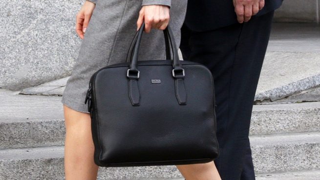 Letizia vuelve a lucir su maletín favorito para un look girl