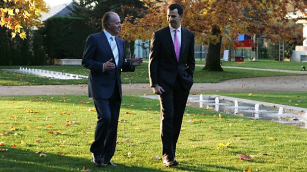 El Rey Felipe y Don Juan Carlos paseando en los jardines del Palacio de la Zarzuela en 2005 (Gtres)