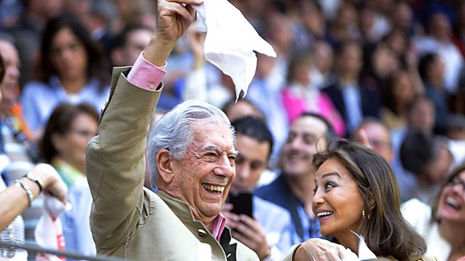 Isabel Preysler y el escritor Mario Vargas Llosa durante la corrida de Illescas (Gtres)