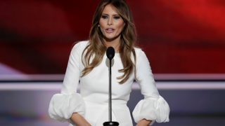 Melania Trump con un vestido de novia en un mitin durante la campaña republicana / Gtres