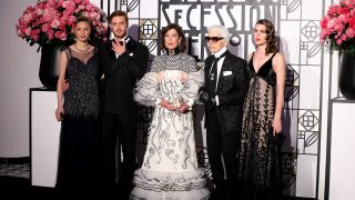 La famila y Karl Lagerfeld en su llegada al Baile de la Rosa /Gtres