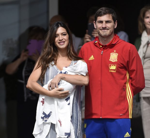 Iker Casillas y Sara Carbonero durante la presentacion ante los medios de su hijo Lucas / Gtres