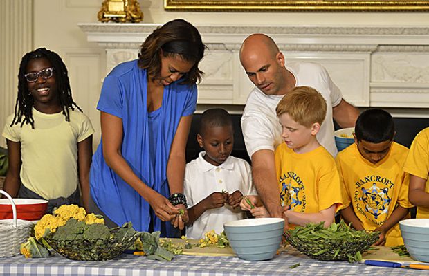 Michelle Obama y Sam cocinando con alimentos del huerto ecológico de la Casa Blanca / Gtres