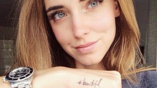 La influencer apuesta por la tendencia tiny tattoo con un hashtag en la mano. / Instagram: @chiaraferragni