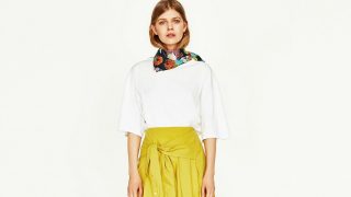 La falda que simula llevar una camisa atada a la cintura es la nueva propuesta del gigante low cost. / Zara
