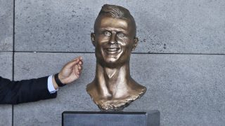 Busto de Cristiano Ronaldo, durante la inauguración del aeropuerto de Madeira. / GTRES