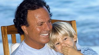 Julio Iglesias y su hijo Rodrigo en una imagen de archivo / Gtres